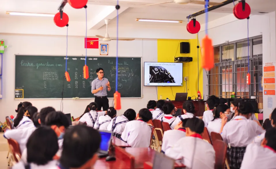 Học sinh làm bài trên lớp
